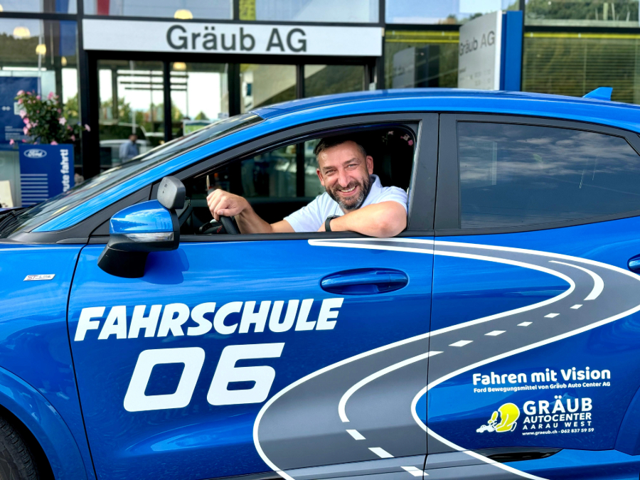 Fahrlehrer im Fahrschule 06 Auto